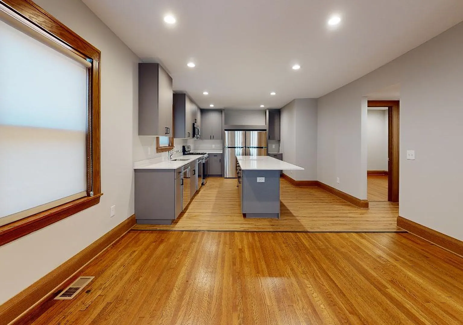 Modern 10-Bedroom House Close to U of M Campus — Photo 3