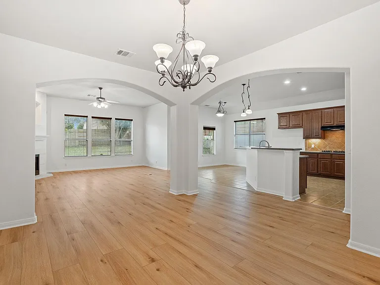 209 Canterbury Dr — Photo 4