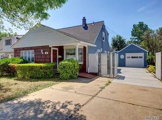 20 Peacock Ln, Levittown, NY 11756