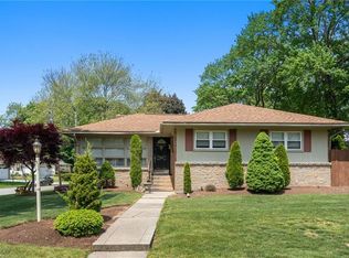 26 Fernbrook Dr, Cranston, RI 02920