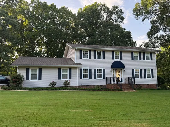 1981 Warwickshire Dr, Soddy Daisy, TN 37379