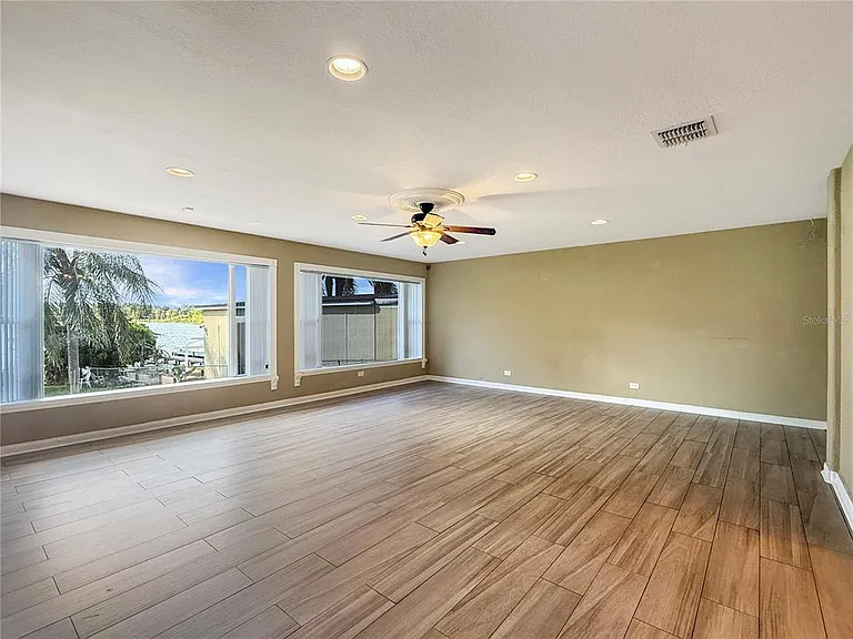 117 E Lake Roy Dr SE — Photo 7