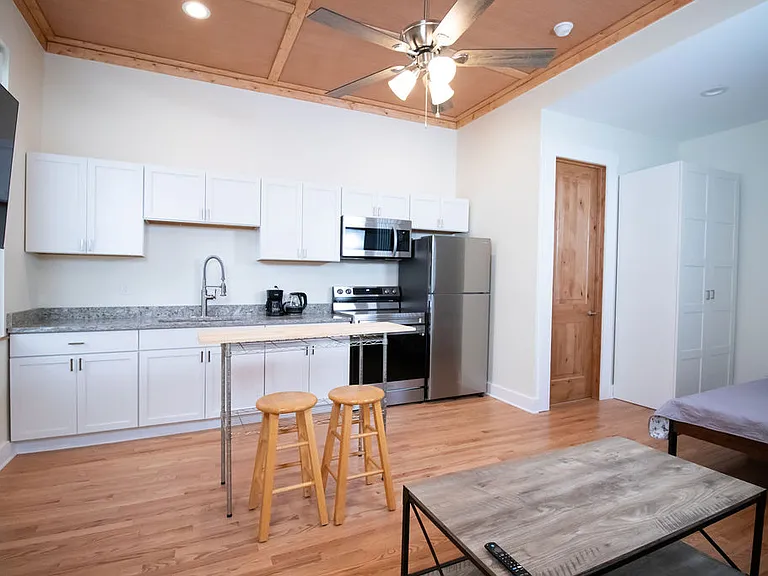 620 N Limestone #8 — Photo 2