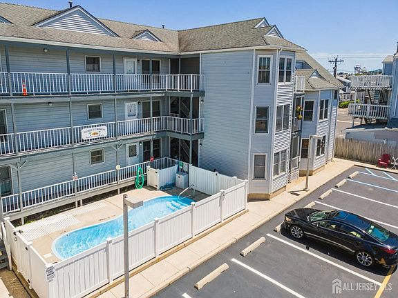 2nd image of 1418 Boulevard #6