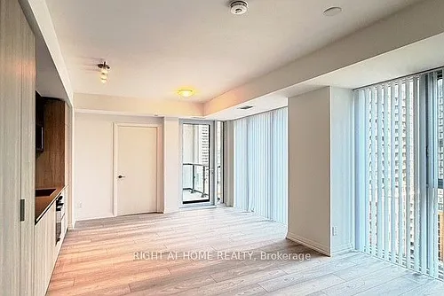 400 King St W Photo 1