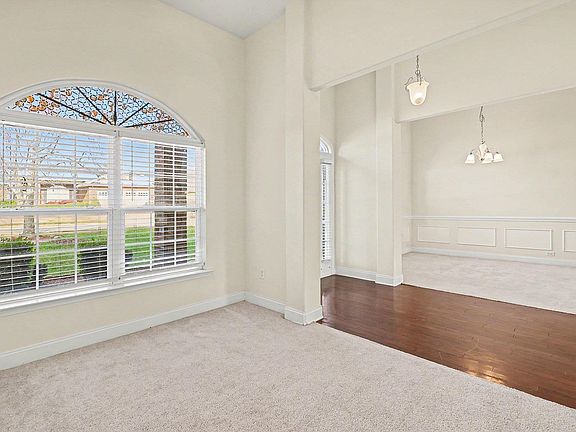 5th image of 704 Misty Glen Ln