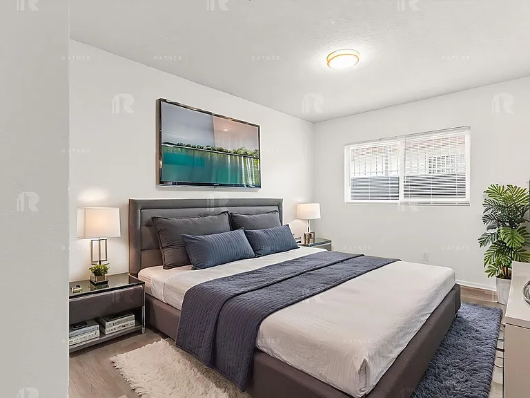 (Ar/Jo/Em:C) 1040 W. 91st Street — Photo 5