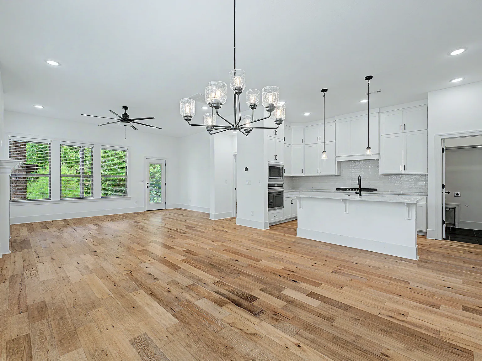 4 bed, 2584 sqft, $3,300 — Photo 4
