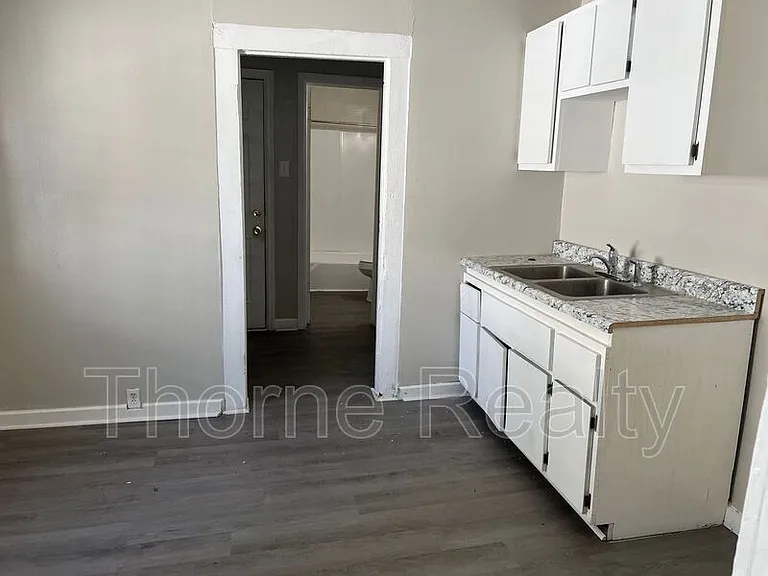 812 E Grand Ave — Photo 2