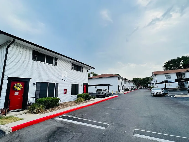 The Oaks Apartments At Medical Center — Photo 47