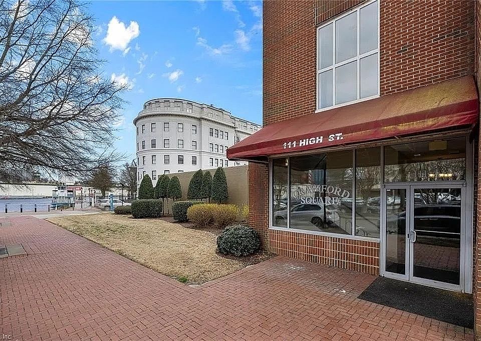 111 High St #401