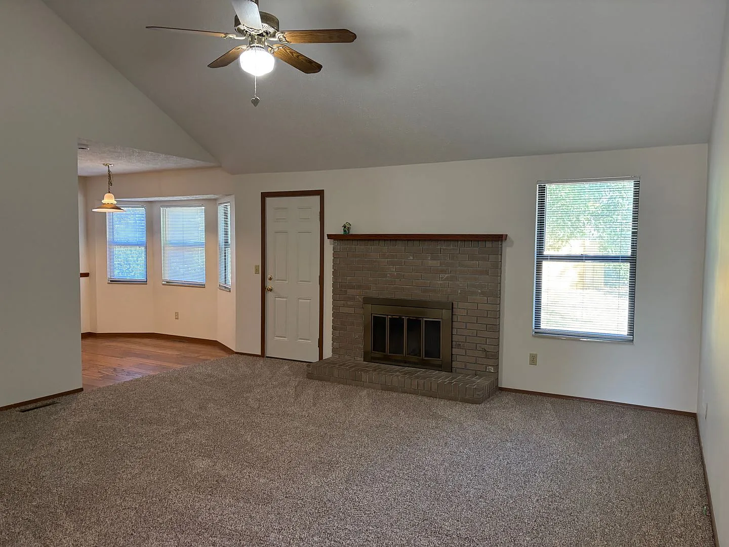 Three bedroom, two car garage ranch home with new paint and carpeting located in SW Springfield. — Photo 3