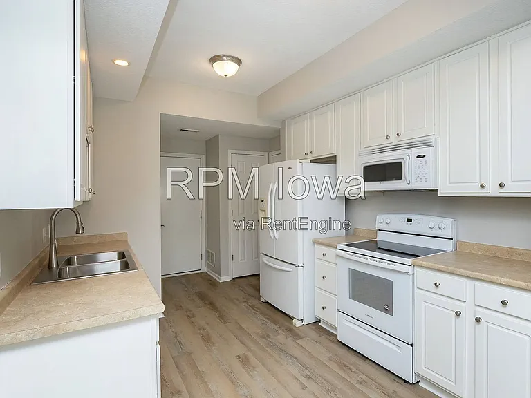1108 NE 7th Ln — Photo 9