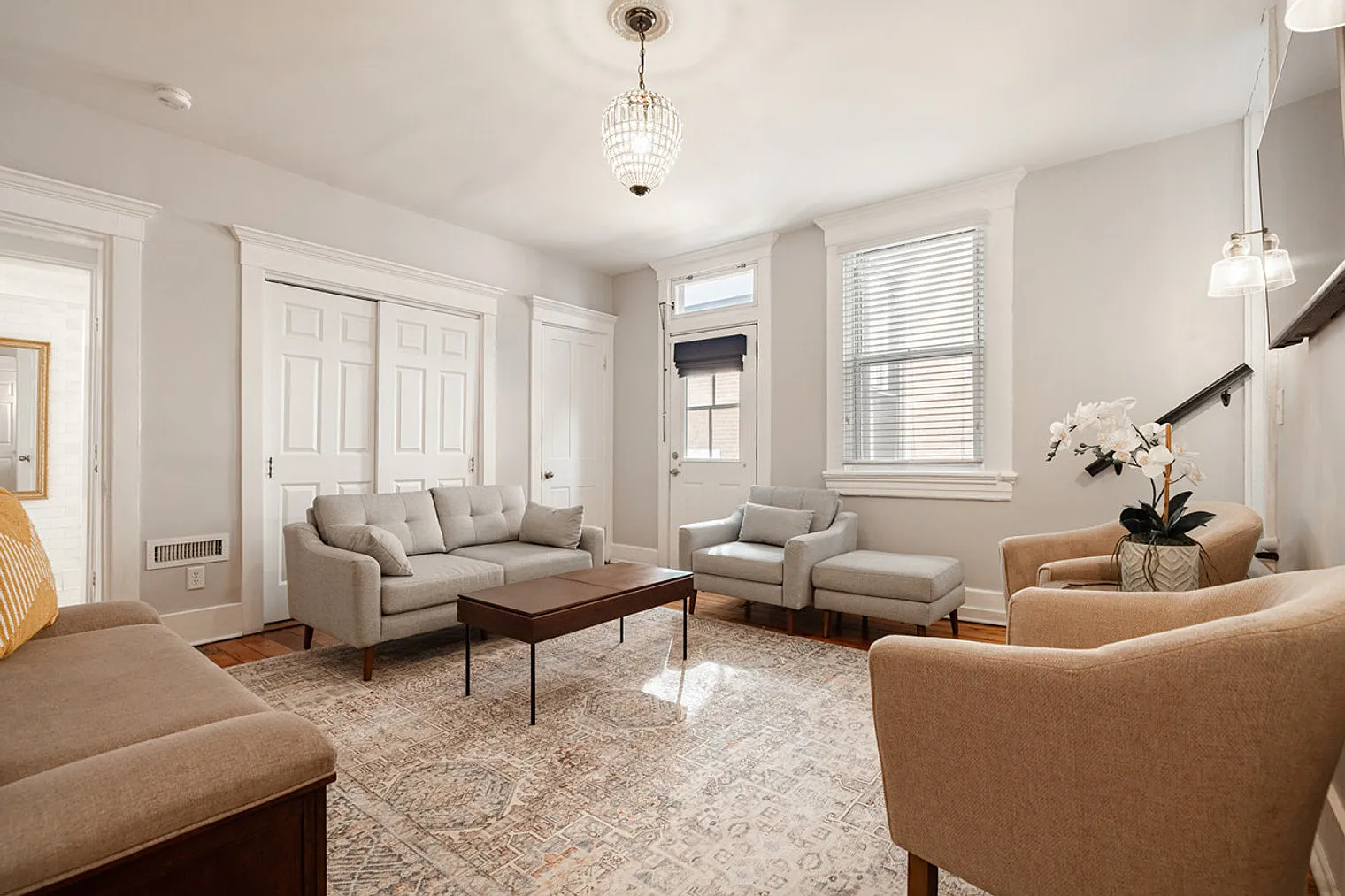 5 bed, 2.0 bath, 3939 sqft, $7,253 — Photo 2