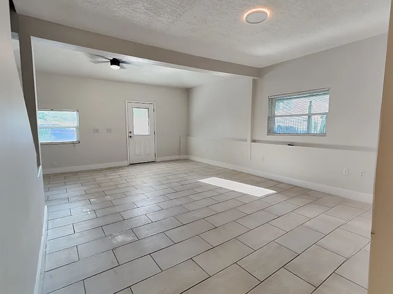 3801 1/2 W Palmira Ave — Photo 6