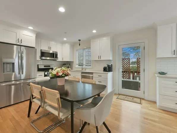 15 Bacon St Unit 5, Waltham, MA 02451