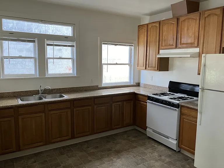2337 Waverly St — Photo 17