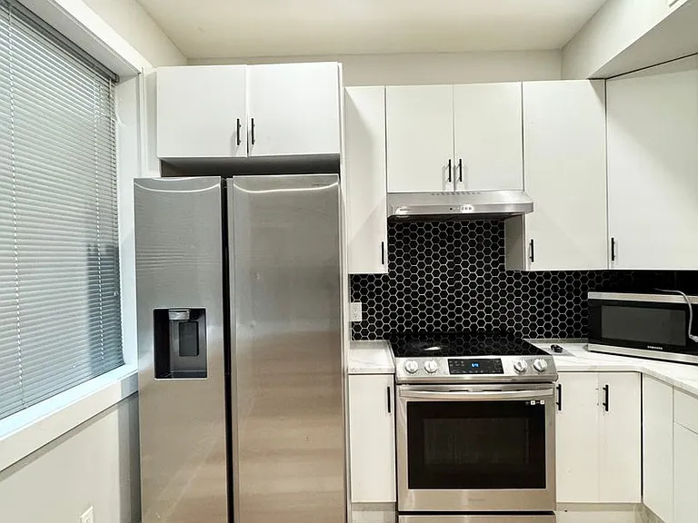 Gorgeous New Diamond St Construction Boasting Luxury Finishes — Photo 28