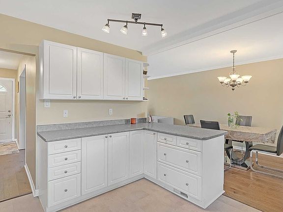 4th image of 623 Thornwood Ave
