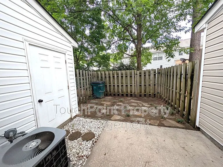 13612 Meade Glen Ct — Photo 17