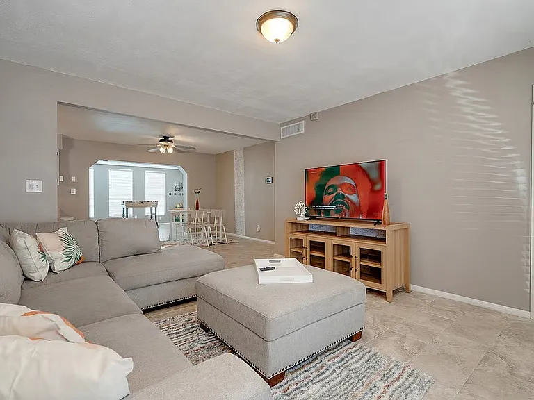 731 N Santa Anna — Photo 3