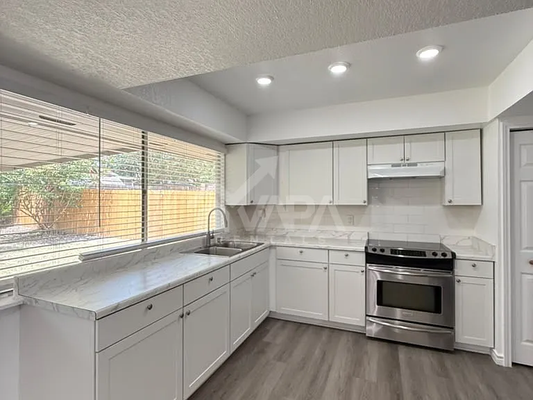8007 Lake Frst — Photo 9