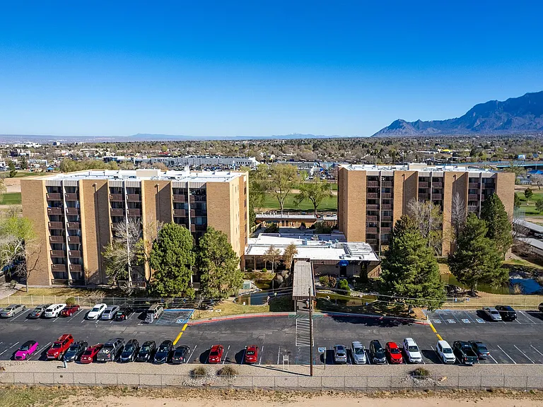 Los Altos Towers — Photo 45