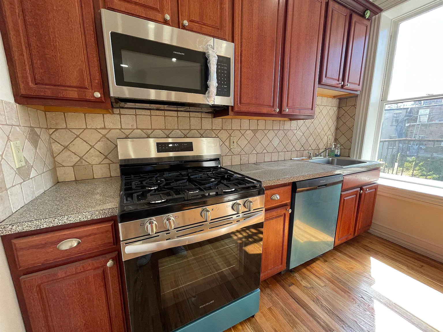 1 bed, 1.0 bath, 750 sqft, $3,300 — Photo 4
