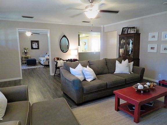 3rd image of 2708 Bentwood Dr