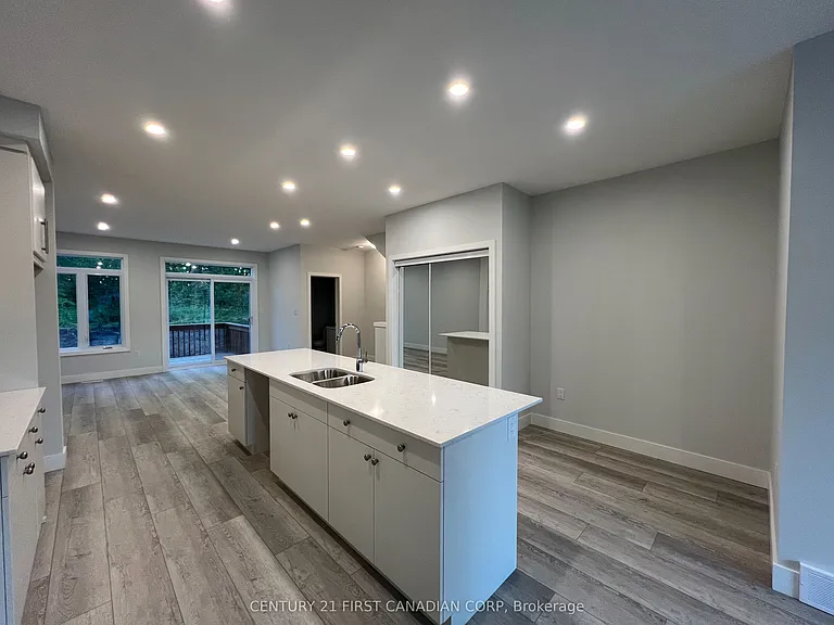 990 Deveron Cres #37 — Photo 12