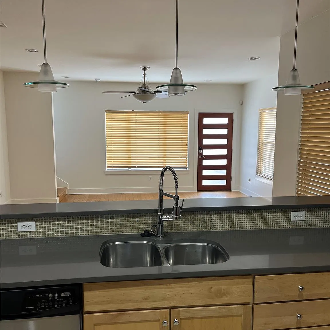 3 bed, 2.5 bath, 1661 sqft, $3,995 — Photo 4