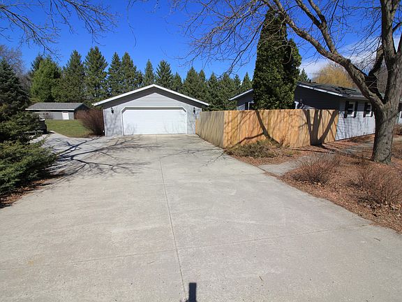 4th image of W1228 Steinway Dr