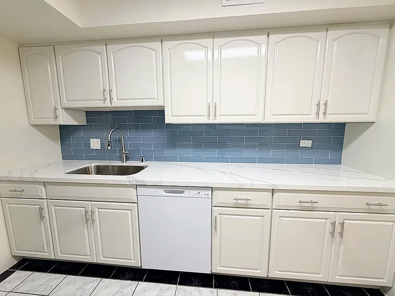 7101 Admiralty Ln — Photo 4
