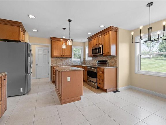 5th image of 724 James Ln