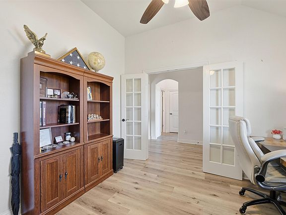 5th image of 325 Montana Ct