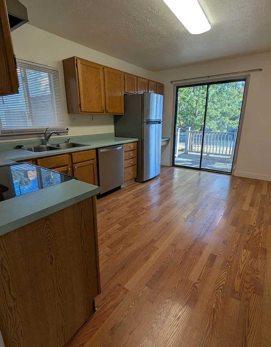 2 bed, 850 sqft, $2,100 — Photo 2