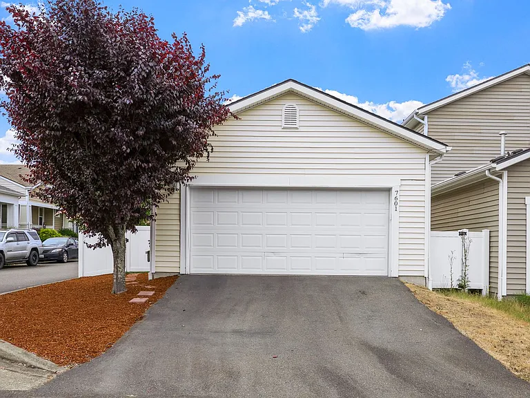 7601 Rushmore Way NE — Photo 34
