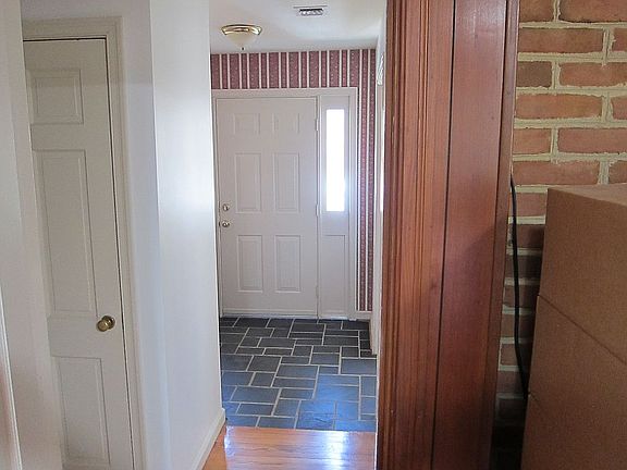 2nd image of 903 York Warwick Dr