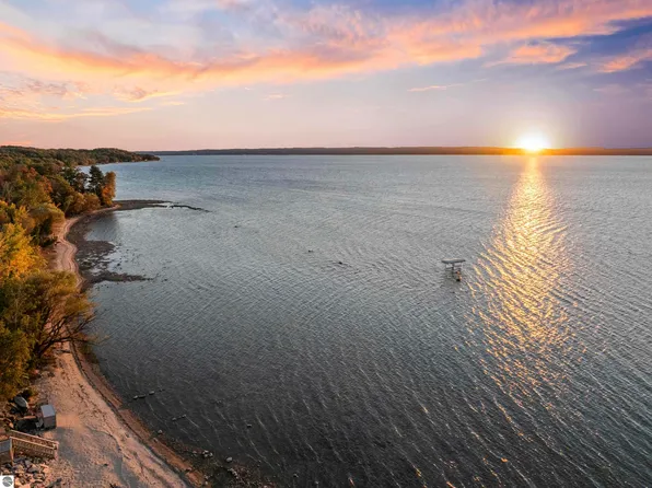 10191 Peninsula Dr, Traverse City, MI 49686