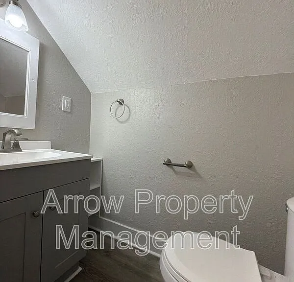 2442 Vine St #3 — Photo 4