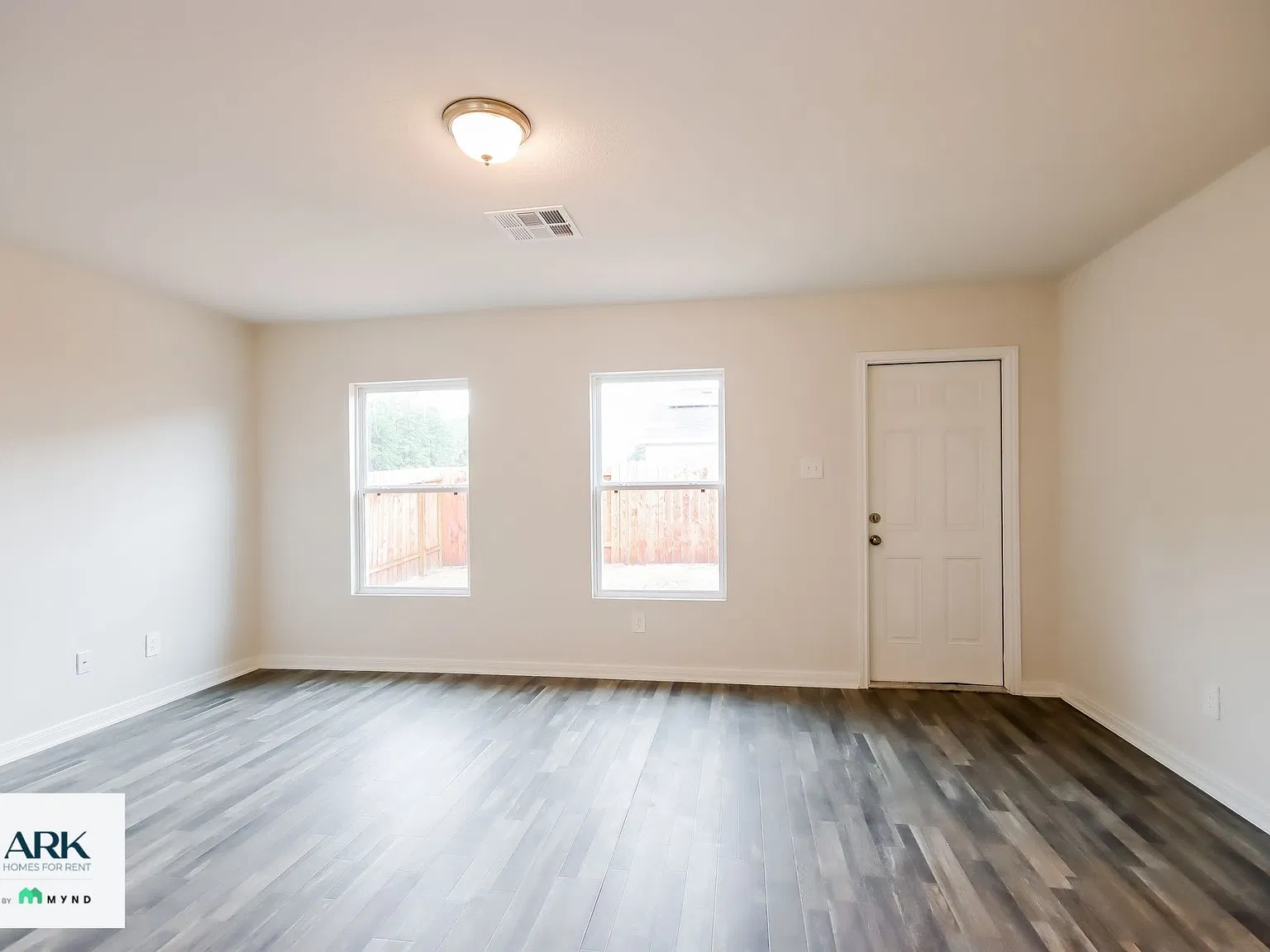 4 bed, 2.0 bath, 1400 sqft, $1,520 — Photo 3