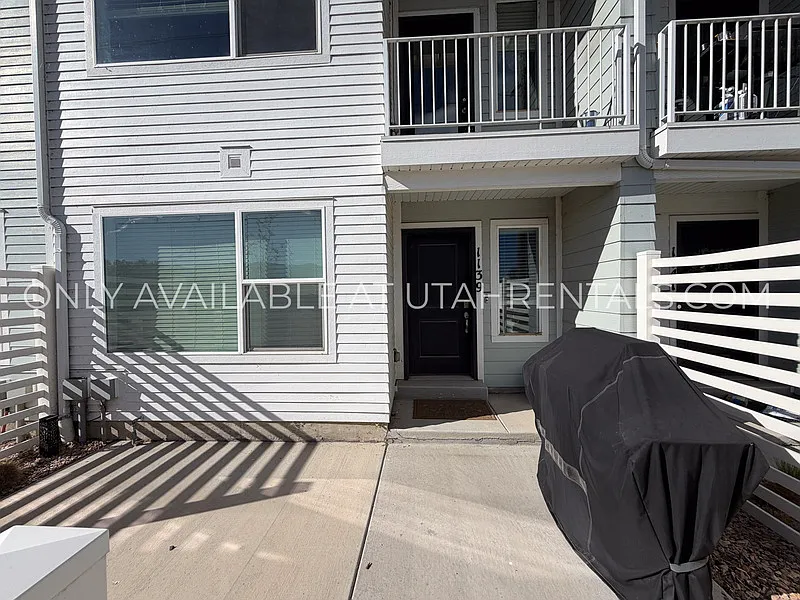 3 bed, 2.5 bath, 2006 sqft, $2,100 — Photo 3