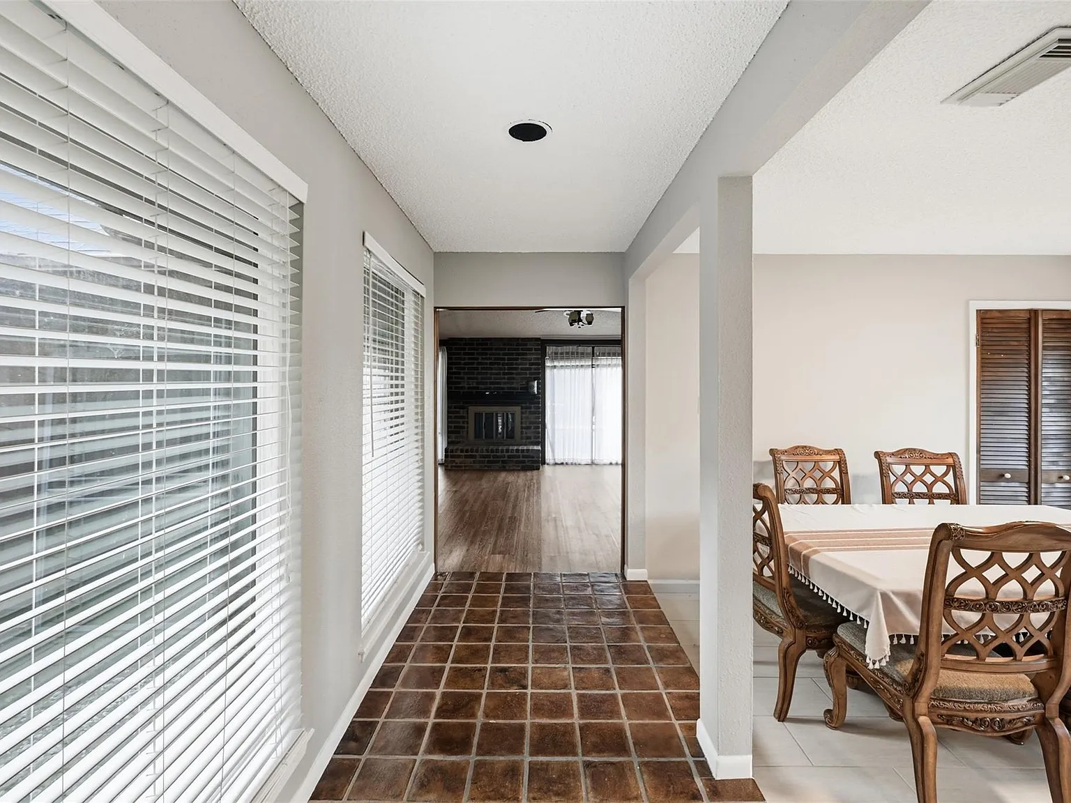 3 bed, 2.0 bath, 2366 sqft, $2,800 — Photo 4