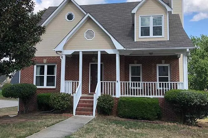 5 bed, 2700 sqft, $3,200 — Photo 1