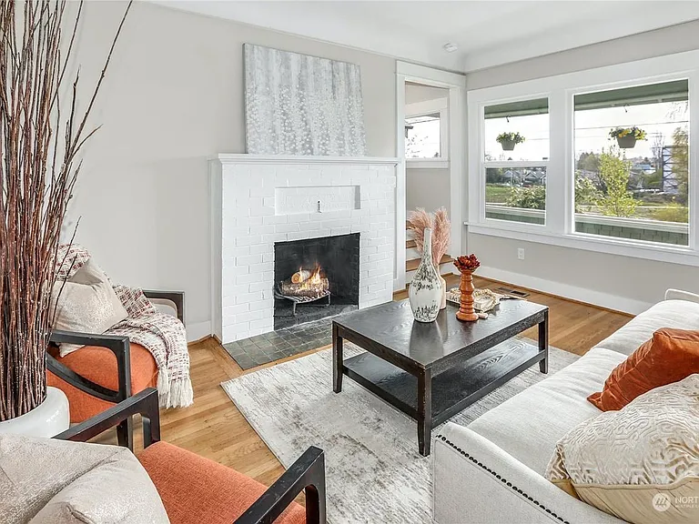 4541 5th Ave NE — Photo 5