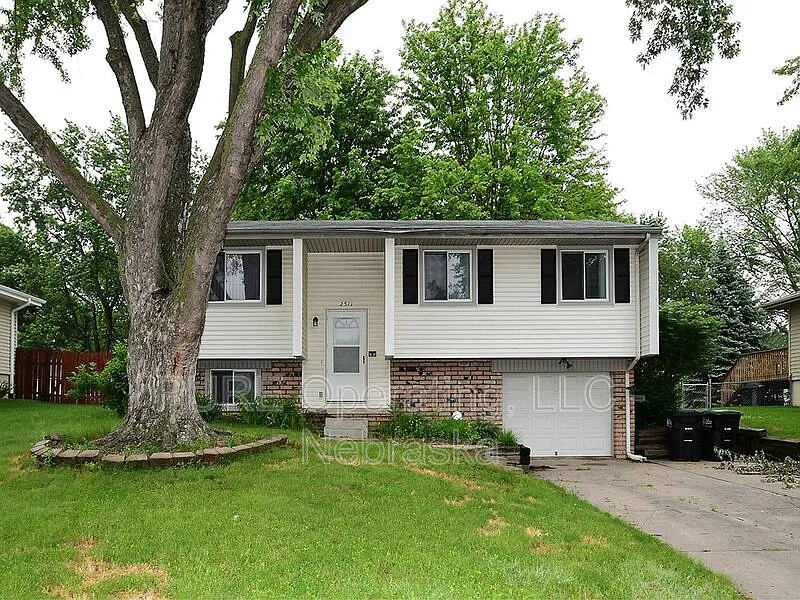 3 bed, 1.0 bath, 1150 sqft, $1,800 — Photo 1