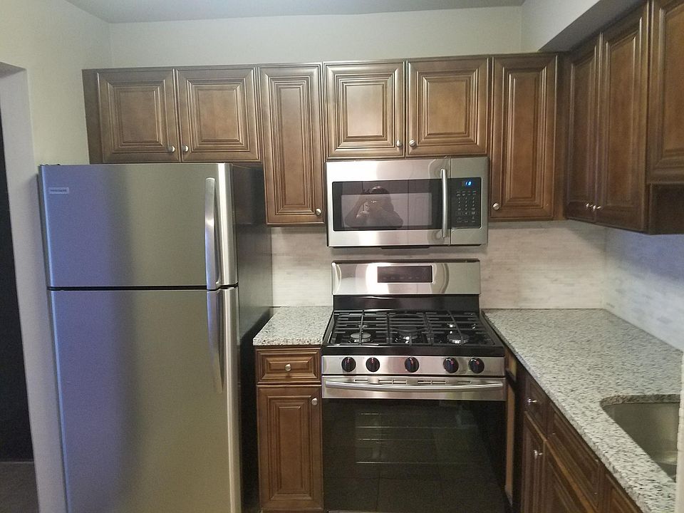 1st image of 9S070 Lake Dr APT 103