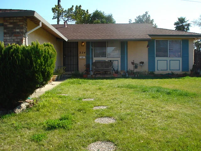 224 Valley Dr — Photo 2