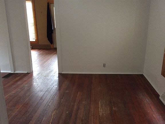 5th image of 212 W South Railroad St