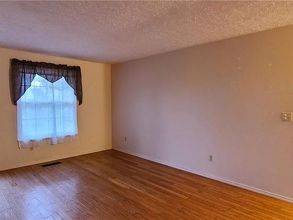 4th image of 305 East Ave